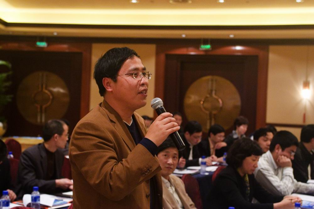 宁波大学信息学院王亚猛高级工程师在交流发言